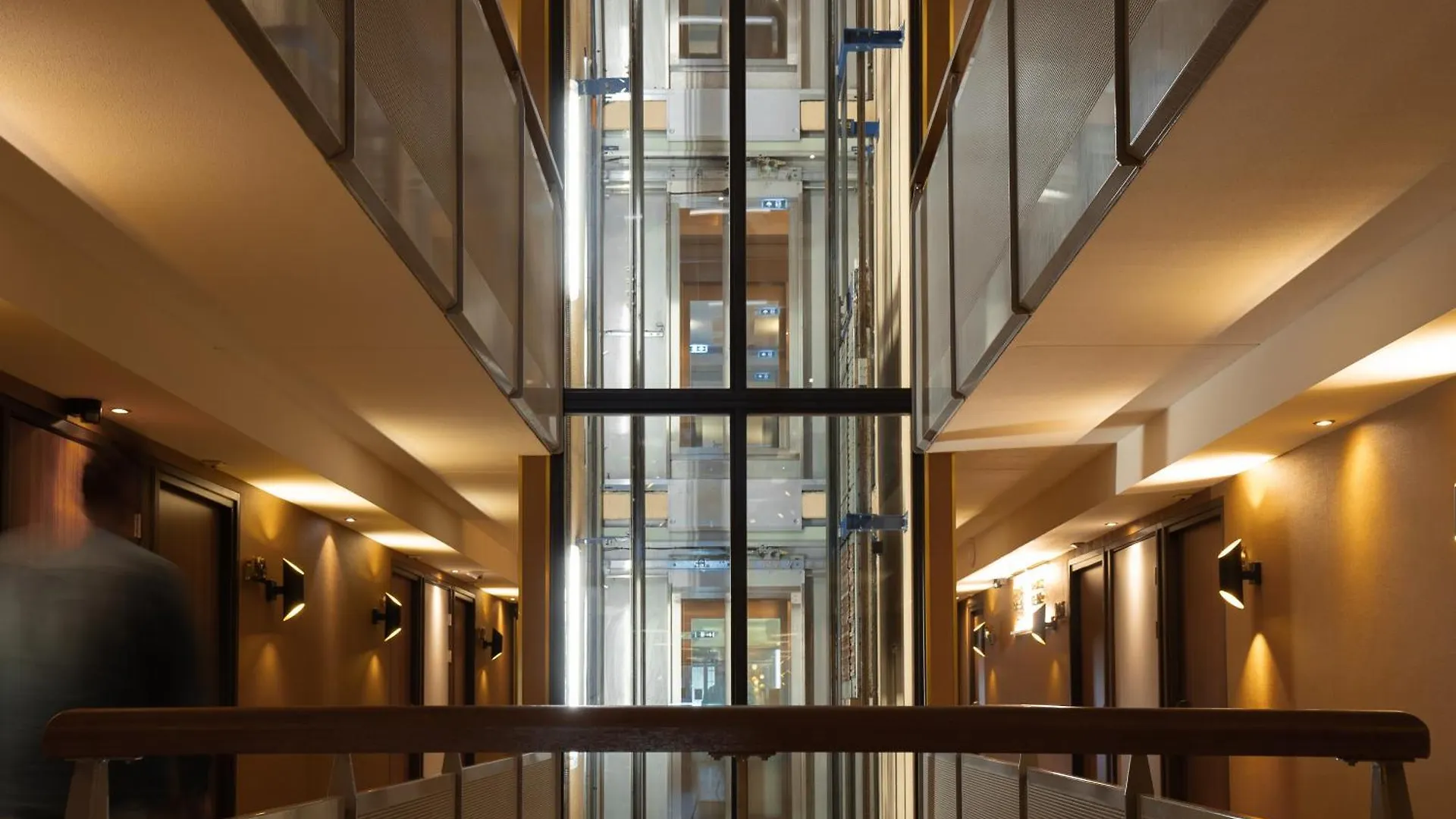 Art Hotel Rotterdam-Fully Renovated 4*, Роттердам